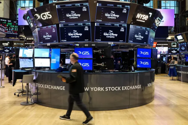 من داخل بورصة نيويورك (رويترز)