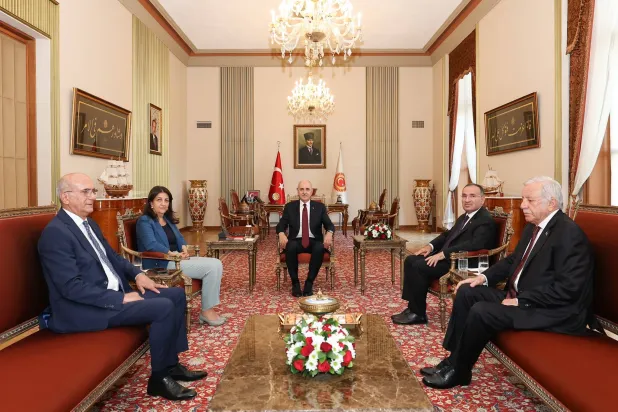 جانب من اجتماع رئيس البرلمان التركي نعمان كورتولموش ونوابه (البرلمان التركي - «إكس»)