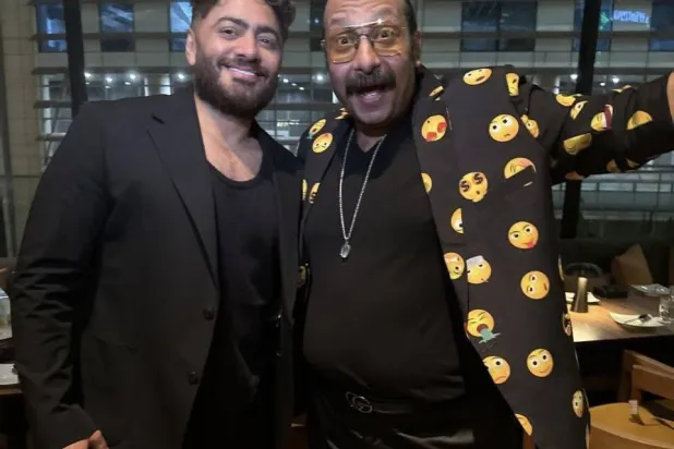 محمد ثروت وتامر حسني (حساب ثروت بـ«فيسبوك»)