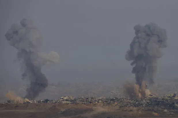 الدخان يتصاعد في شمال قطاع غزة كما يظهر من جنوب إسرائيل (أ.ب)