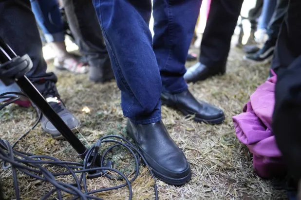 تظهر صور أقدام الرئيس البرازيلي السابق جايير بولسونارو في أثناء توقفه للتحدث مع الصحافة خلال مغادرته أمانة إدارة السجون بعد أن أمرت المحكمة العليا بتزويده بجهاز مراقبة كاحل إلكتروني (أ.ب)