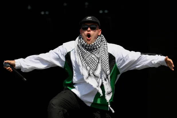 ليام أوهانا المعروف باسم مو شارا عضو فرقة «نيكاب» الآيرلندية الشمالية خلال مهرجان غلاستونبري في 28 يونيو 2025 (رويترز)