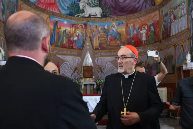 الكردينال بييرباتيستا بيتسابالا بطريرك القدس للاتين خلال زيارته إلى غزة (أ.ف.ب)