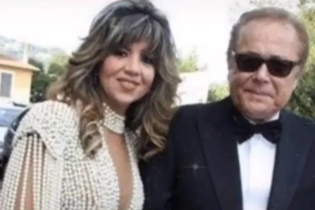 الفنان محمود عبد العزيز والمذيعة بوسي شلبي (حسابها بـ«فيسبوك»)