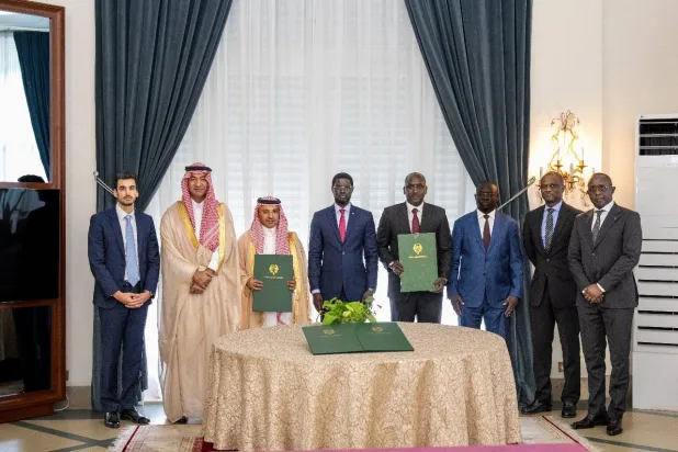 جانب من مراسم التوقيع في القصر الرئاسي بالعاصمة داكار بحضور الرئيس باسيرو ديوماي فاي وممثلي الجهات (الشرق الأوسط)