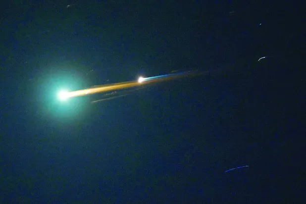 اعتراض صاروخ قال الجيش الإسرائيلي إنه أُطلق من اليمن شُوهد من مدينة عسقلان (رويترز)