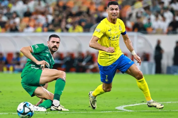 انضمام رونالدو للنصر قرع جرس السباق نحو الاستثمار في الدوري السعودي (رويترز)