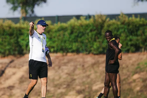 الفرنسي لوران بلان خلال التدريبات (نادي الاتحاد)