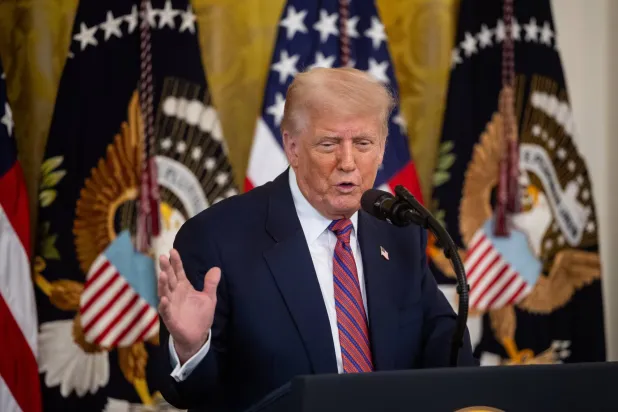 ترمب أثناء توقيع مشروع قانون لتشريع العملات المشفرة في البيت الأبيض (إ.ب.أ)