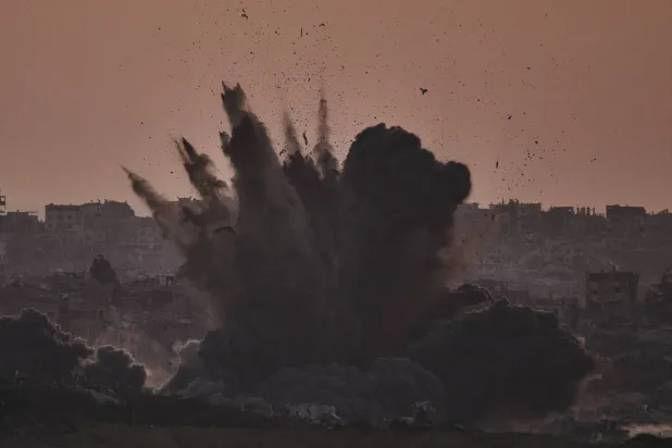 Napadalci ubiti v Gazi blizu centrov za pomoč; zdravstveni uradniki poročajo o 32 smrtnih žrtvah