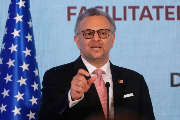 ABD Başkanı Donald Trump'ın Afrika işlerinden sorumlu danışmanı Massad Boulos, Doha'da imzalanan anlaşmanın ardından bir konuşma yaptı. (AFP)