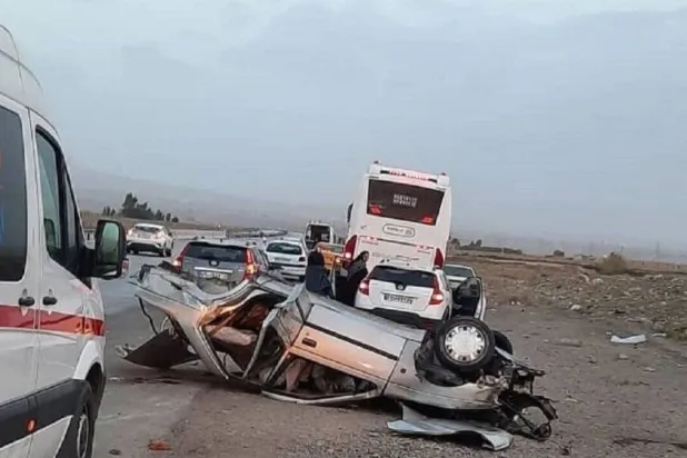 تحطم مركبات في حادث سير سابق في إيران (أرشيفية - إرنا)