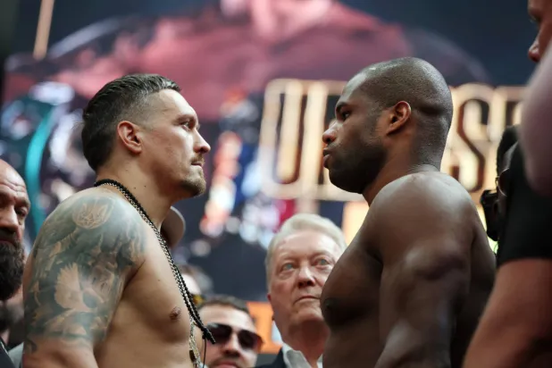 الأوكراني أولكسندر أوسيك والبريطاني دانييل دوبوا قبل نزالهما (إ.ب.أ)