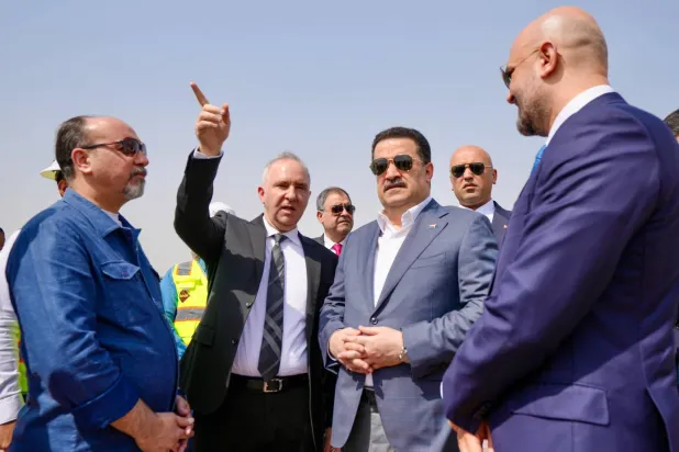 رئيس الحكومة العراقية محمد شياع السوداني خلال تفقده مشروع غابات في بغداد (إعلام حكومي)