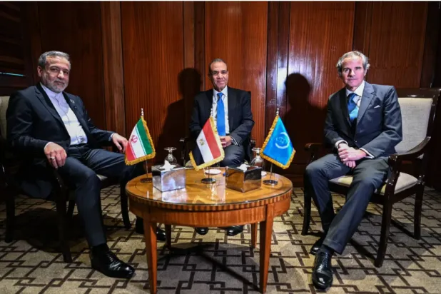 بدر عبد العاطي يتوسط عباس عراقجي ورافائيل غروسي في القاهرة مطلع يونيو الماضي (إ.ب.أ)