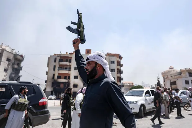 مسلحون من العشائر العربية في السويداء السبت (أ.ف.ب)