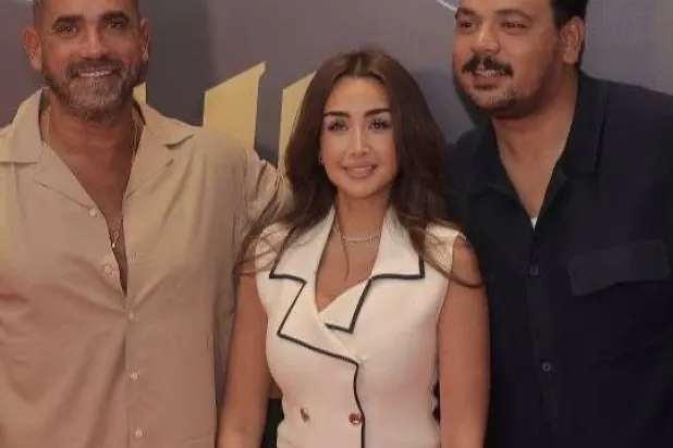 مصطفى غريب وهنا الزاهد وأمير كرارة في العرض الخاص لفيلم «الشاطر» (حساب مصطفى غريب على «فيسبوك»)