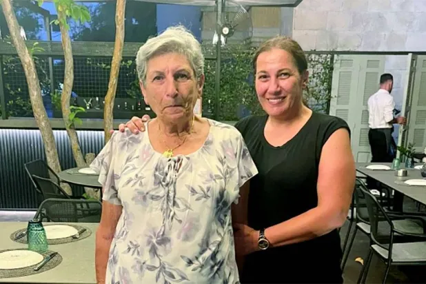 مع ابنتها ميرنا التي ورثت عنها شغفها للطهي