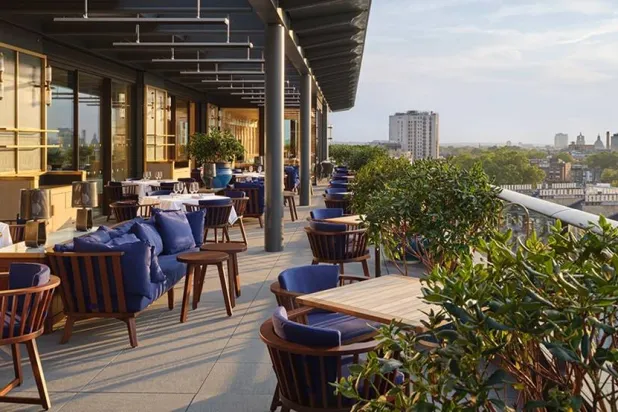 جلسة خارجية في الطابق الثامن من فندق ذا بينينسولا بلندن (أنتون رودريغز)