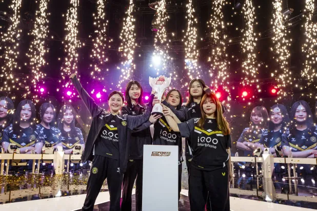 لاعبات فريق فيتاليتي خلال التتويج (الشرق الأوسط)