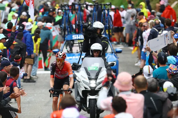 متفرجون يتابعون مجريات سباق فرنسا للدراجات (رويترز)