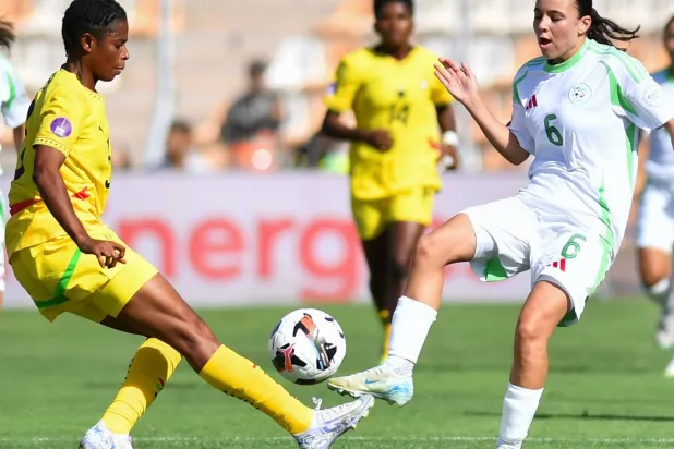 من المواجهة التي جمعت غانا والجزائر (الشرق الأوسط)