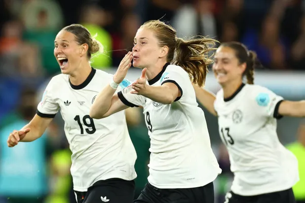 لاعبات ألمانيا يحتفلن بالتأهل (رويترز)