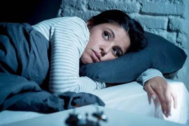 ليلة واحدة من الأرق يمكن أن تغير سلوك الخلايا المناعية لدى الشباب الأصحاء (أرشيفية - رويترز)