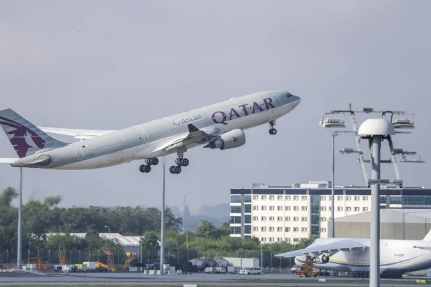 أقلعت طائرة تابعة للخطوط الجوية القطرية من مطار لايبزيغ/ هاله وعلى متنها 81 شخصاً لإعادتهم إلى بلدهم الأصلي أفغانستان. وهذه هي المرة الثانية التي تُرحّل فيها ألمانيا مواطنين أفغان إلى بلدهم الأصلي منذ تولي «طالبان» السلطة في أغسطس 2121 (د.ب.أ)