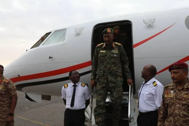 رئيس مجلس السيادة السوداني يهبط بطائرته في مدرج مطار الخرطوم (إعلام مجلس السيادة)