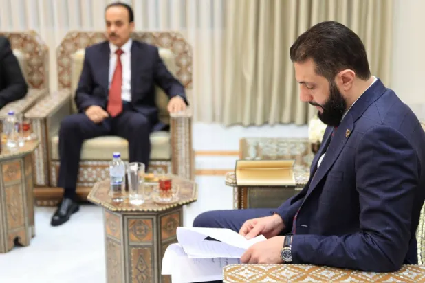  الرئيس أحمد الشرع يتسلم التقرير النهائي للجنة الوطنية للتحقيق وتقصي الحقائق في أحداث مارس الماضي بالساحل السوري بعد انتهاء عملها (الإخبارية)
