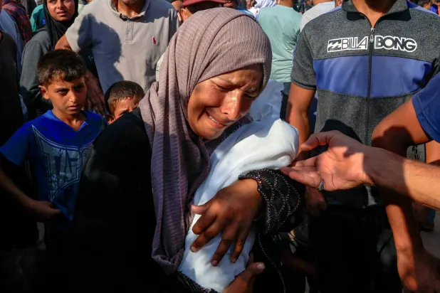 الأم الفلسطينية آلاء النجار تنعى طفلها يحيى ذا الأعوام الثلاثة بعد الموت جوعاً في مستشفى الناصر بخان يونس (رويترز)