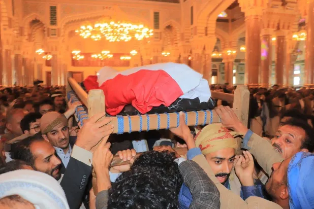 جثمان أبو علي يغادر جامع الصالح ملفوفاً بعلم البلاد (إعلام محلي)