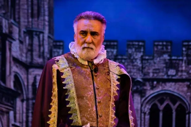 طارق الدسوقي في مشهد من العرض (وزارة الثقافة المصرية)