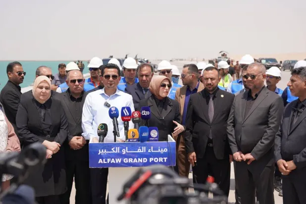 وزير النقل العراقي متحدثاً خلال جولته التفقدية في ميناء الفاو الكبير (واع)