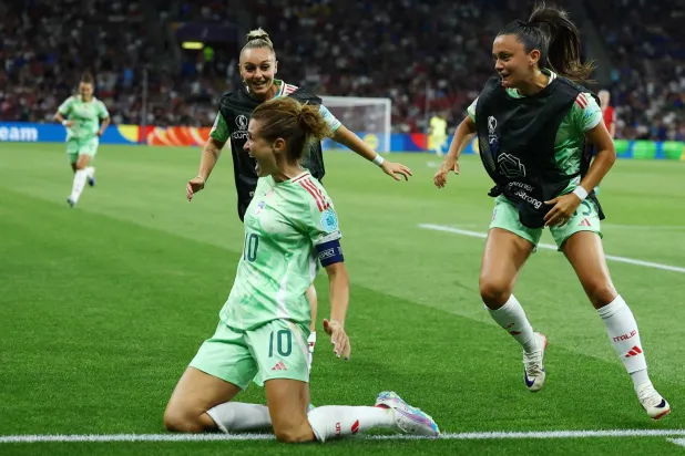 حققت إيطاليا فوزاً متأخراً 2-1 على النرويج في دور الثمانية (رويترز)