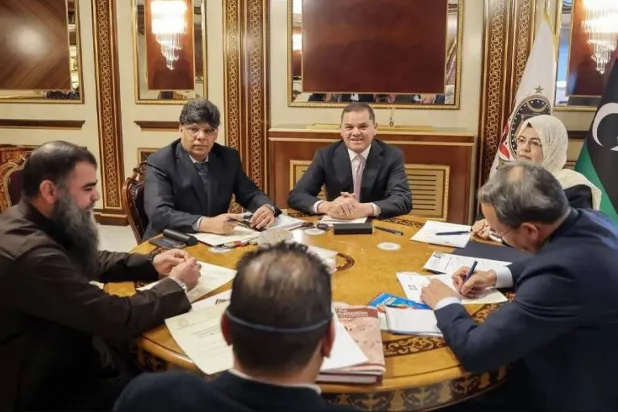 عبد الرؤوف كارة إلى (اليسار) في اجتماع سابق بحضور الدبيبة ووزيرة العدل والنائب العام (حكومة الوحدة)