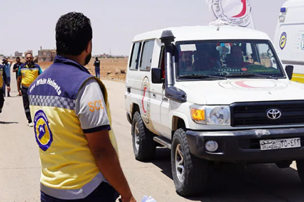 دخول قافلة للهلال الأحمر العربي السوري إلى محافظة السويداء محملة بالمساعدات الطبية والغذائية والإغاثية الأحد (سانا)

