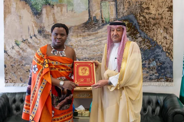 نائب وزير الخارجية السعودي يتسلم الرسالة من الأمير لينداني ابن ملك إسواتيني (واس) 