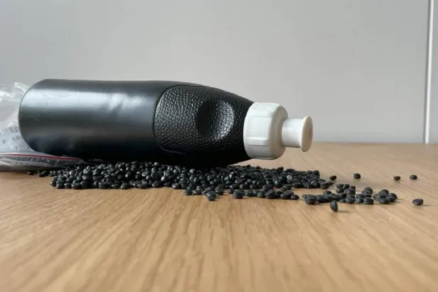 الباحثون أجروا تحليلاً كيميائياً لحبيبات بلاستيكية مُعاد تدويرها من عدة مناطق حول العالم (جامعة غوتنبرغ)