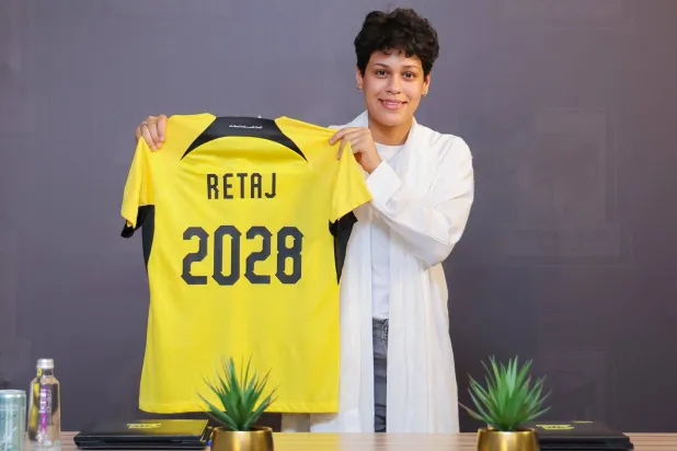 ريتاج الثبيتي تحمل قميص الاتحاد بعد توقيع العقد (نادي الاتحاد)