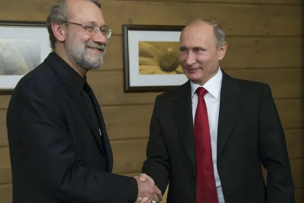 الرئيس الروسي فلاديمير بوتين يستقبل في الكرملين علي لاريجاني مستشار المرشد الإيراني أكتوبر 2015 (أرشيفية/إرنا)