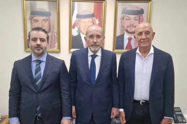 Suriye ve Ürdün dışişleri bakanları cumartesi günü Amman'da ABD’nin Ankara Büyükelçisi ve Suriye Özel Temsilcisi Tom Barrack ile bir araya geldi. (Şam'daki ABD Büyükelçiliği’nin X hesabı)