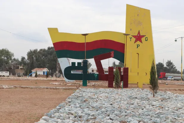 مدخل مدينة الحسكة والقامشلي بألوان العلم الكردي الذي ترفعه «الإدارة الذاتية» فوق مؤسساتها الخدمية والأمنية (الشرق الأوسط)