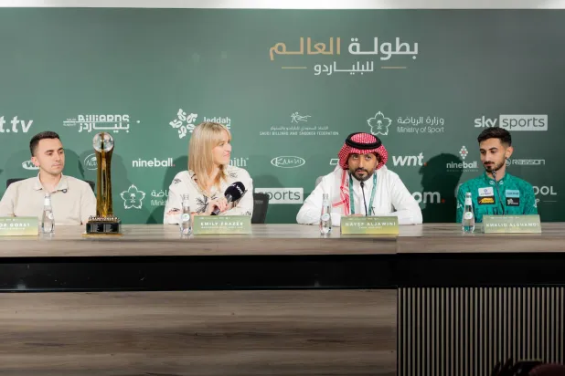 من المؤتمر الصحافي الخاص بانطلاق بطولة العالم للبلياردو في جدة (الشرق الأوسط)
