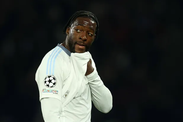 أكسيل ديساسي مدافع تشيلسي على رادار نيوم (وسائل إعلام بريطانية)