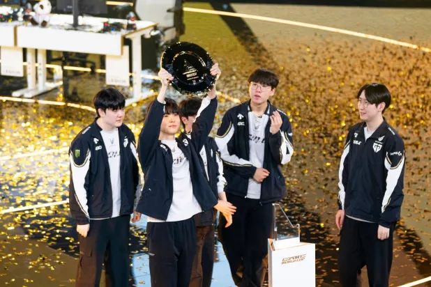 لحظة تتويج الفريق الكوري الجنوبي باللقب (الشرق الأوسط)