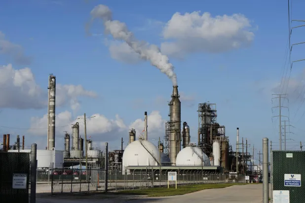 مصفاة فالرو هيوستن النفطية على قناة هيوستن البحرية (أ.ب)