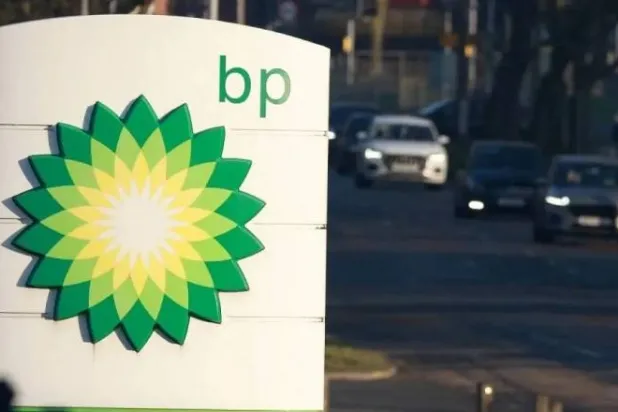 سيارات تمر أمام محطة وقود تابعة لشركة «بي بي» في ليفربول (رويترز)