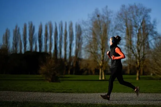 يوصي الخبراء باتباع نظام غذائي غنيّ بالألياف والسعي إلى ممارسة 150 دقيقة على الأقل من التمارين الرياضية (أرشيفية - رويترز)